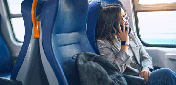 Fahrgäste telefonieren entspannt während einer Zugfahrt im modernen Regionalzug