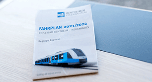 Gedruckter Sonderfahrplan und Fahrpläne der Bentheimer Eisenbahn AG auf einem Tisch